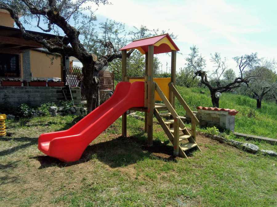 Torre da gioco con scivolo, uso pubblico, parchi gioco bambini,