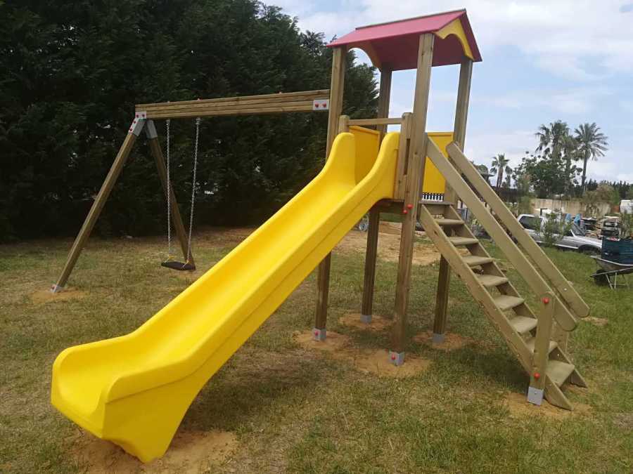 Torre da gioco con scivolo e altalena, parco gioco bambini, uso pubblico, arredo urbano